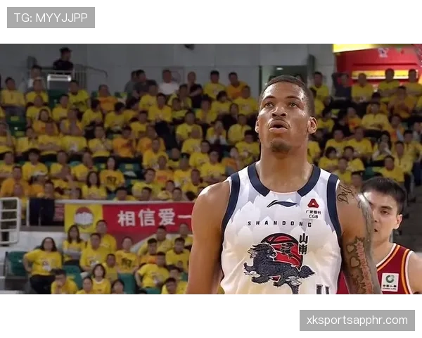 约翰逊运用突破制造错位，提升球队关键时刻得分效率